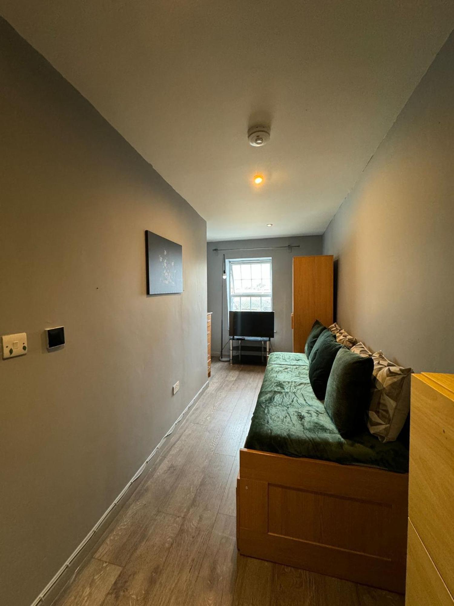 2 Bedroom Flat In Euston 2 Mins Away From Station, No Lift Apartment London