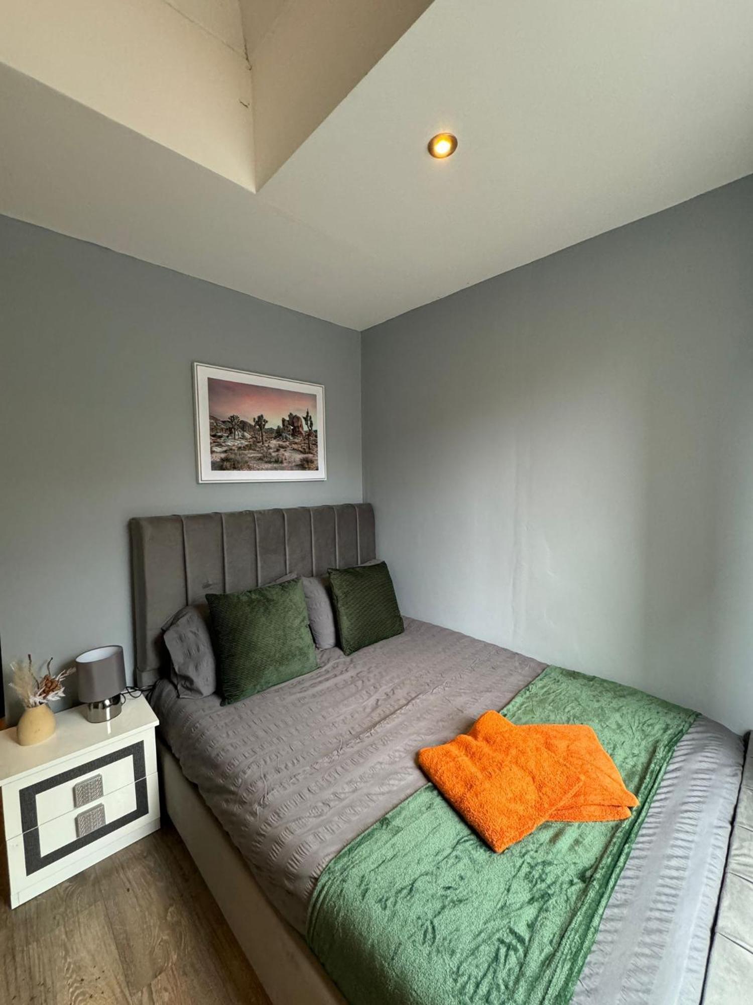 2 Bedroom Flat In Euston 2 Mins Away From Station, No Lift Apartment