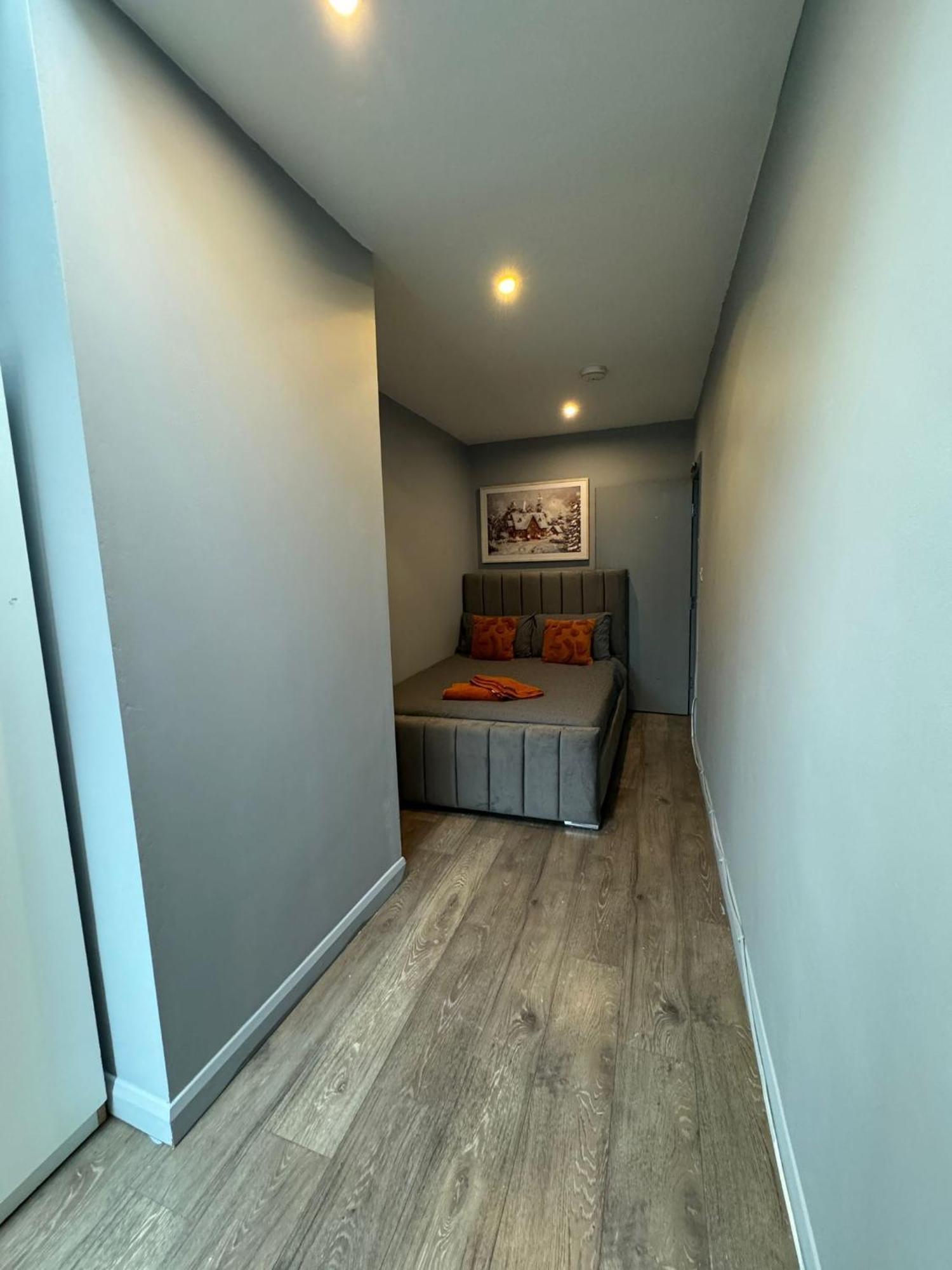 Apartment 2 Bedroom Flat In Euston 2 Mins Away From Station, No Lift *